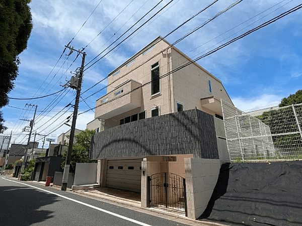 Renovated Three-Bedroom House in Tokyo — photograph 2