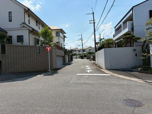 Substantial Freestanding House in Suita — photograph 4