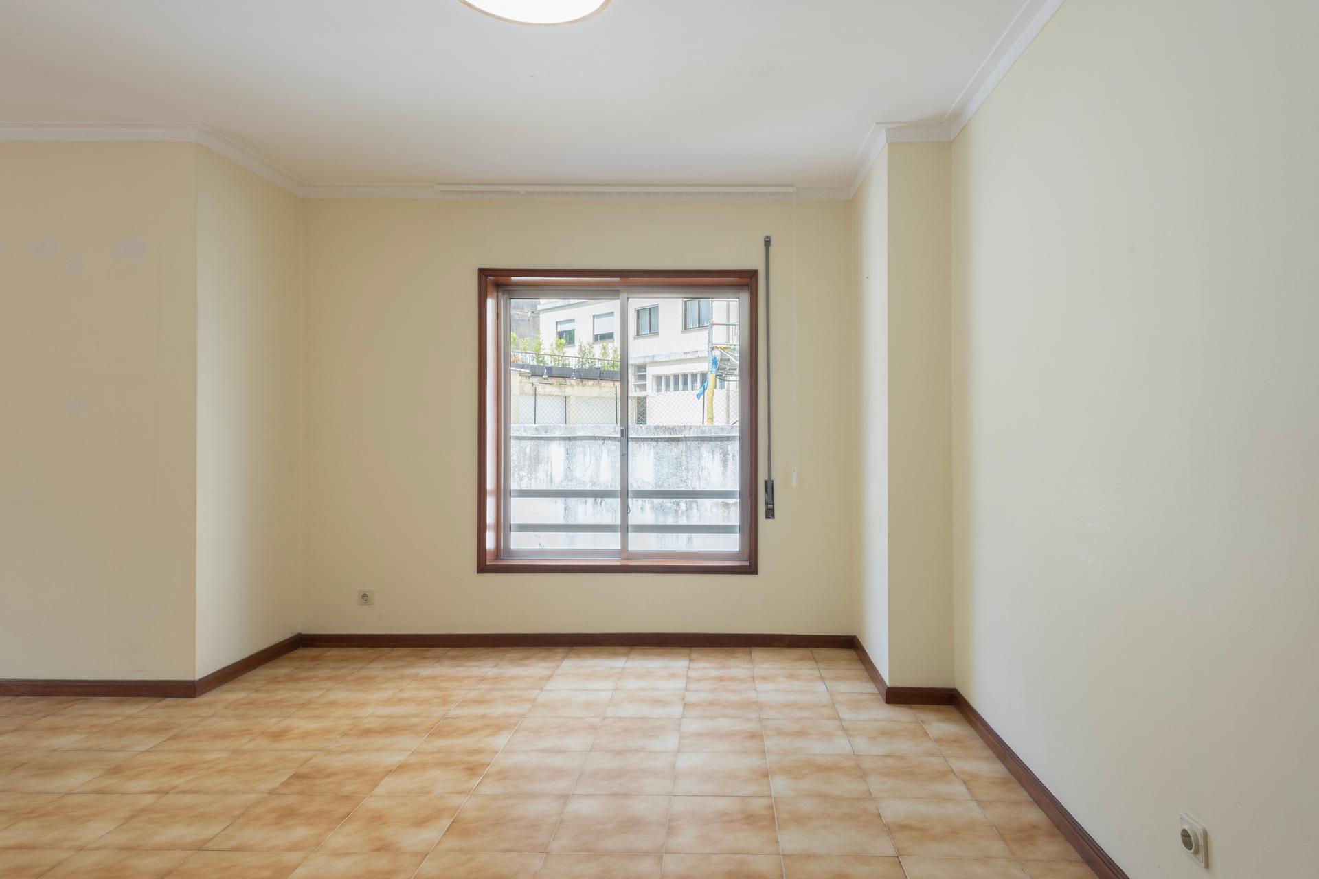 3-Bedroom Apartment in Bonfim, Porto — photograph 4